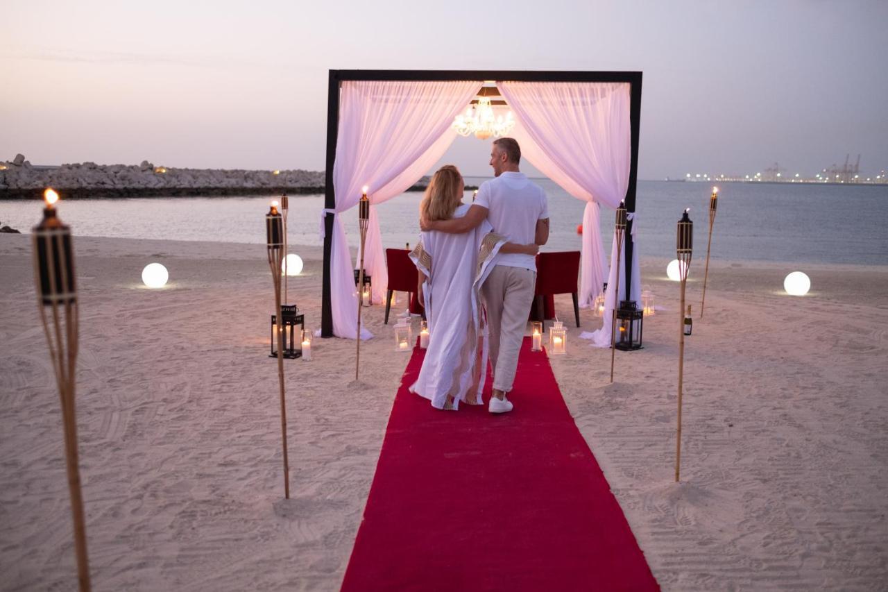Ja The Resort - Ja Beach Hotel, Dubai Exterior photo A couple at the beach of Jumeirah Rotana